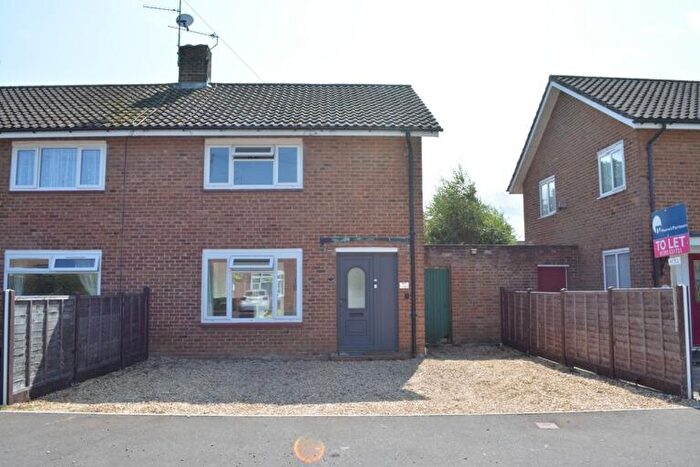 2 Bedroom End Of Terrace House To Rent In Brock Road, Langley Green, RH11