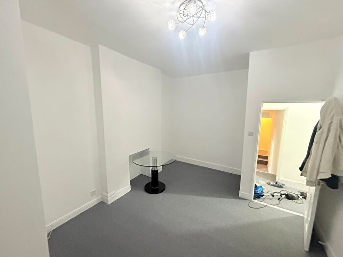2 Bedroom Flat To Rent In Fentiman Road, London, SW8