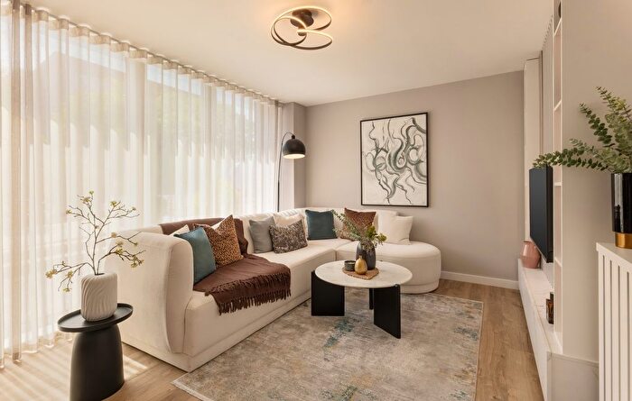 3 Bedroom Maisonette For Sale In "The Willow" At Albert Roae, Barnet, EN4