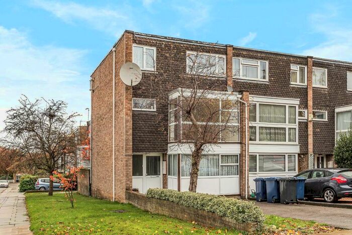 5 Bedroom Semi-Detached House To Rent In Hardwick Green, London, W13