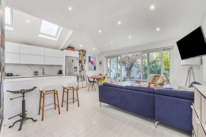 3 Bedroom Flat For Sale In Belleville Road, London, SW11