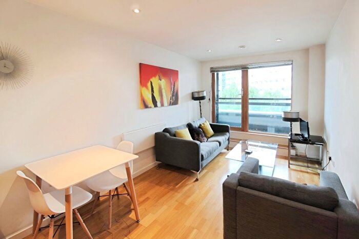 2 Bedroom Flat To Rent In Gateway North, Crown Point Road, Leeds, LS9