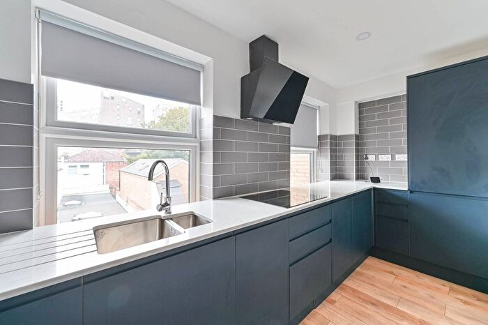 2 Bedroom Flat To Rent In Camberwell Road, Camberwell, London, SE5