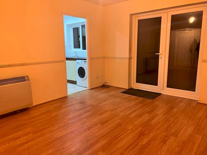2 Bedroom Apartment To Rent In Slough, Berkshire, SL2