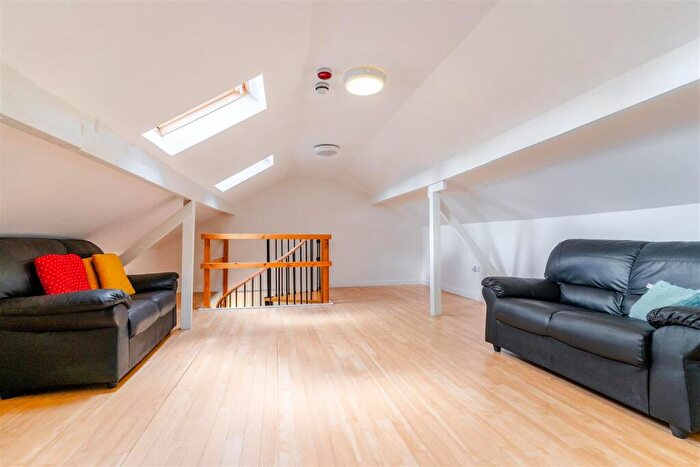 3 Bedroom Apartment To Rent In Bristol Road, Selly Oak, Birmingham, West Midlands, B29