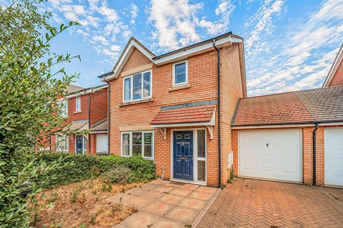3 Bedroom Detached House For Sale In Rockfield Drive, Luton, LU3