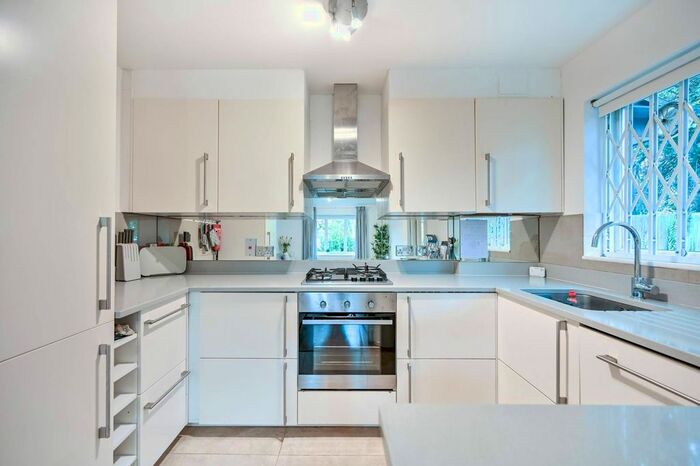 2 Bedroom Flat To Rent In Isis Close, West Putney, London, SW15