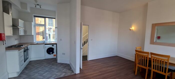 4 Bedroom Flat To Rent In Burlington Parade, Gratton Terrace, Cricklewood, NW2