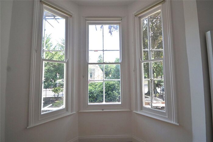 2 Bedroom Flat To Rent In Beulah Hill, London, SE19