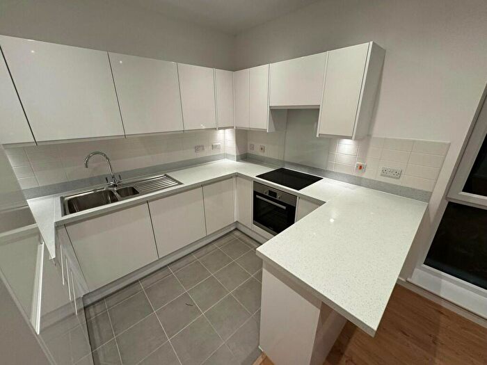 2 Bedroom Apartment To Rent In Garfield Road, Addlestone, Surrey, KT15