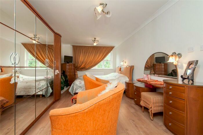 5 Bedroom Detached House For Sale In Orchard End, Weybridge, KT13
