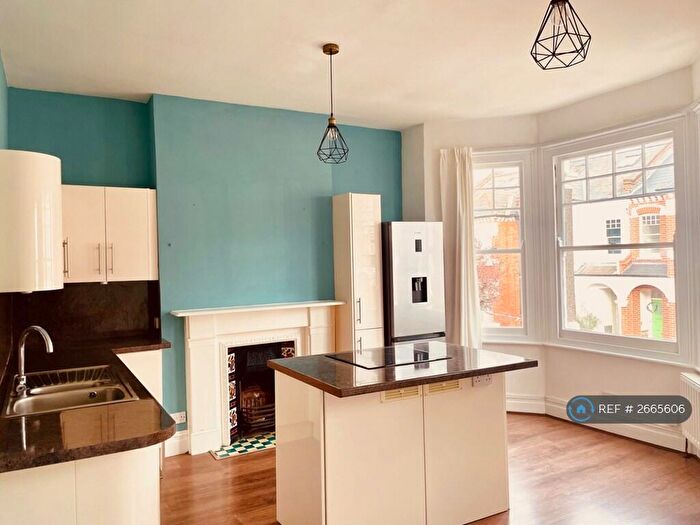 2 Bedroom Flat To Rent In Gayville Road, London, SW11