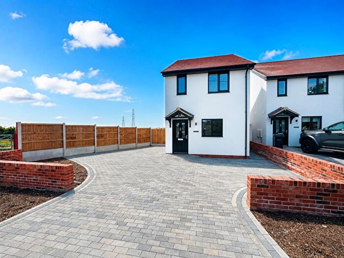 2 Bedroom Detached House For Sale In Rookery Hill, Corringham, SS17
