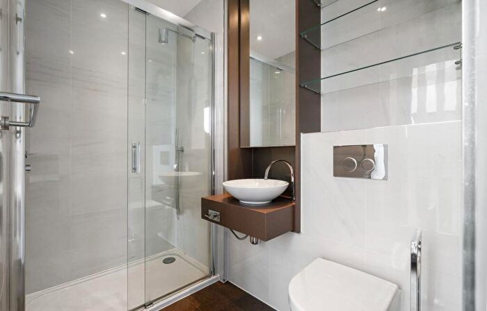2 Bedroom Apartment To Rent In Chronicle Tower, B City Road, London, EC1V