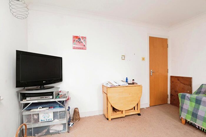 2 Bedroom Flat For Sale In Grangemoor Court, Cardiff, CF11