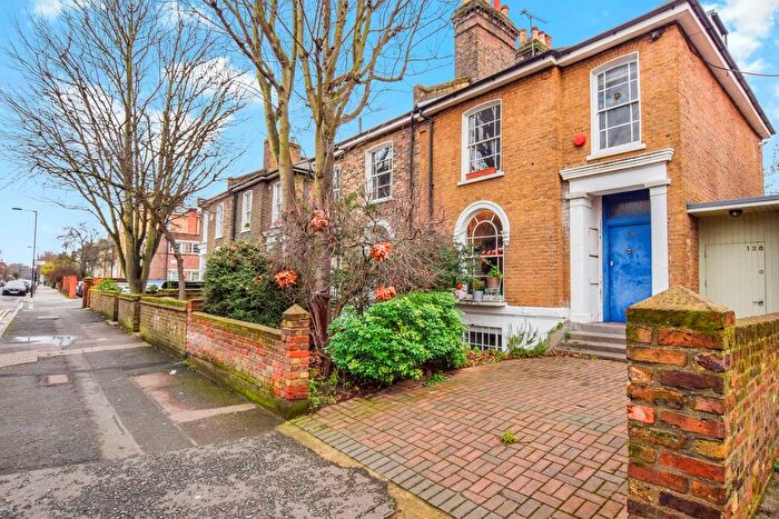 2 Bedroom Flat To Rent In Richmond Road, London, E8