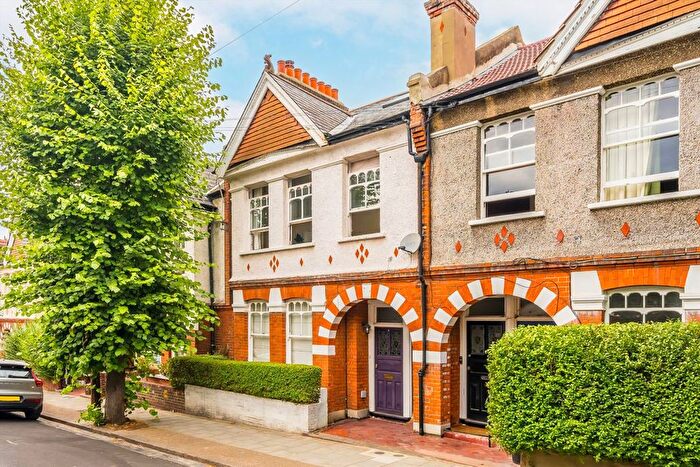 3 Bedroom Flat To Rent In Salterford Road, London, SW17