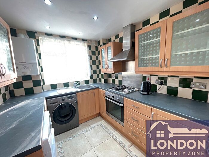 3 Bedroom Flat To Rent In Pearscroft Road, Fulham, London, SW6