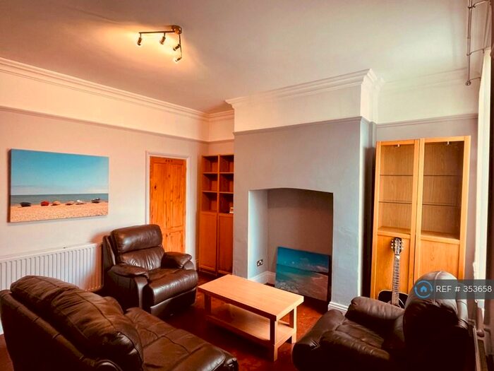 3 Bedroom End Of Terrace House To Rent In Daisy Bank, Manchester, M40