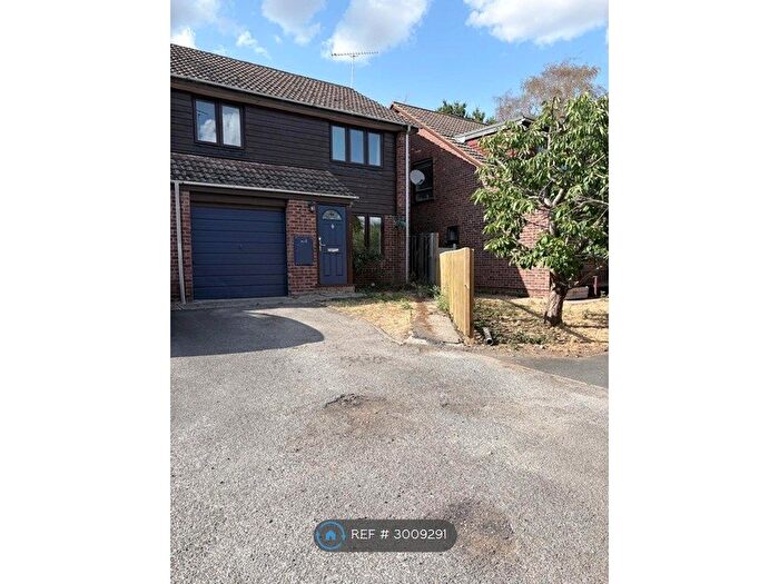 3 Bedroom Terraced House To Rent In Agincourt Close, Wokingham, RG41