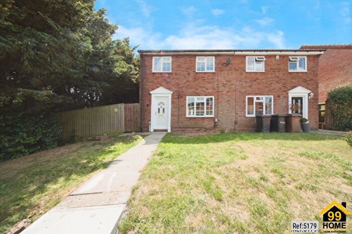 3 Bedroom Semi-Detached House To Rent In Barnston Close, Luton, Bedfordshire, LU2