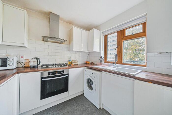 2 Bedroom Maisonette For Sale In Eltham Road, London, SE12