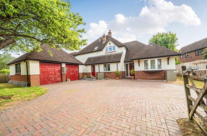 5 Bedroom Detached House For Sale In Dauntsey Lane, Weyhill, Andover, SP11