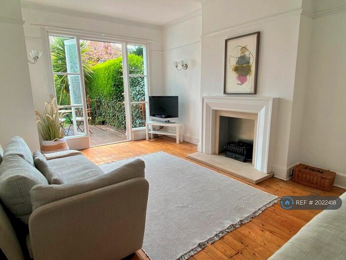 2 Bedroom Maisonette To Rent In Otley Road, Leeds, LS16