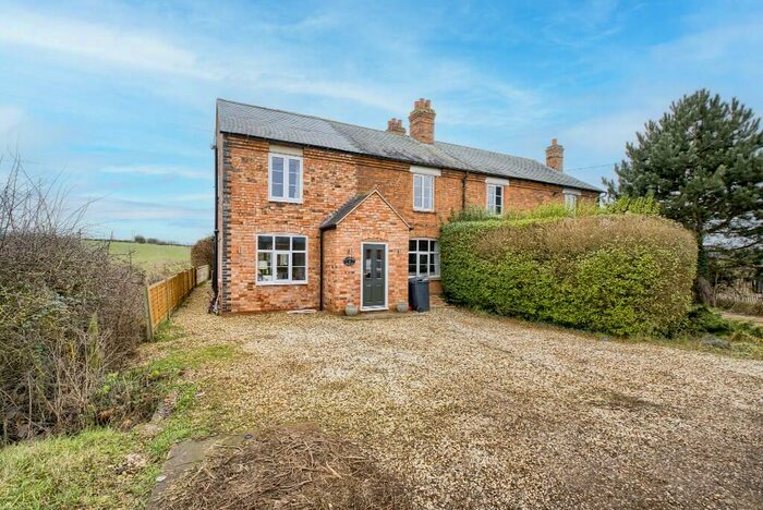 4 Bedroom Semi-Detached House To Rent In Middle Road, CV33