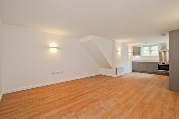 2 Bedroom Flat To Rent In Flat, Trinity Road, Tooting Bec, SW17