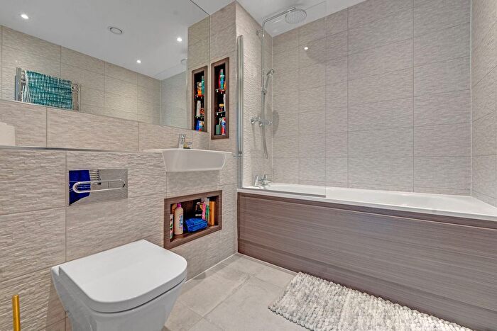 1 Bedroom Flat For Sale In Dawson Apartments, Kings Hill, Barking, IG11