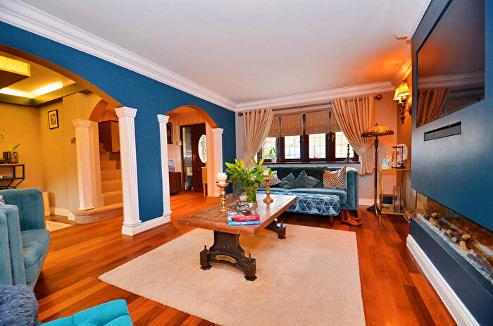 5 Bedroom Detached House For Sale In Burnt Mills, Basildon, SS13
