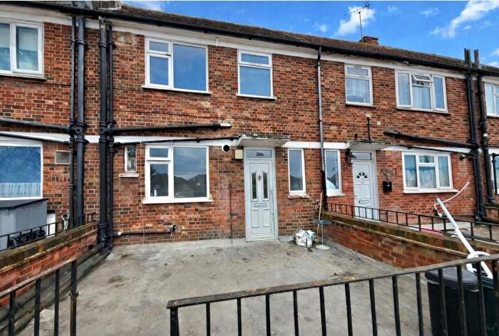 3 Bedroom Flat For Sale In Kingshill Avenue, Hayes, Middlesex, UB4