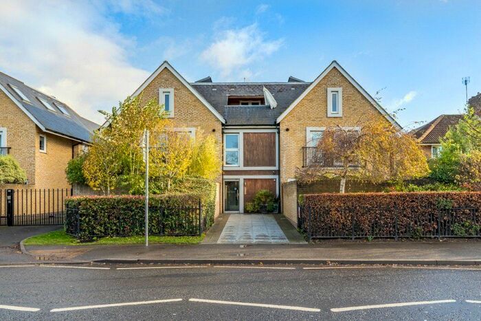 2 Bedroom Flat To Rent In Station Road, Beaconsfield HP9