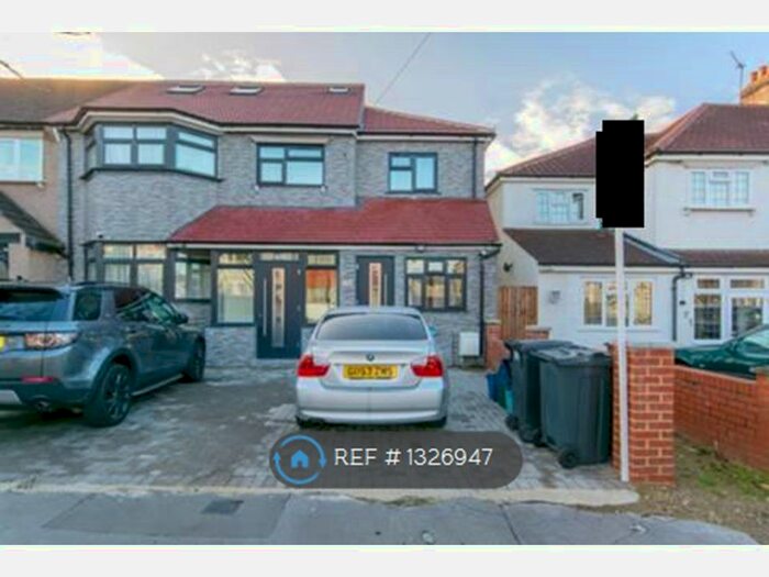 2 Bedroom Flat To Rent In Groveland Avenue, London SW16