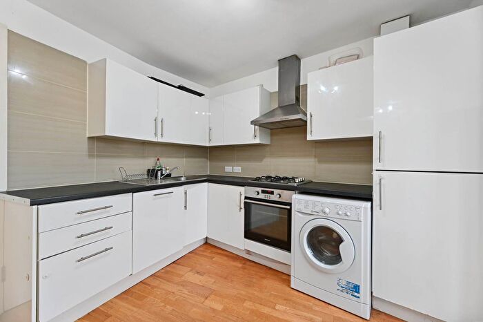 3 Bedroom Flat To Rent In Cloister Road, Acton, London, W3
