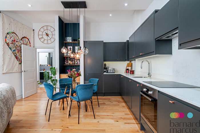 2 Bedroom Flat For Sale In High Road, London, N12