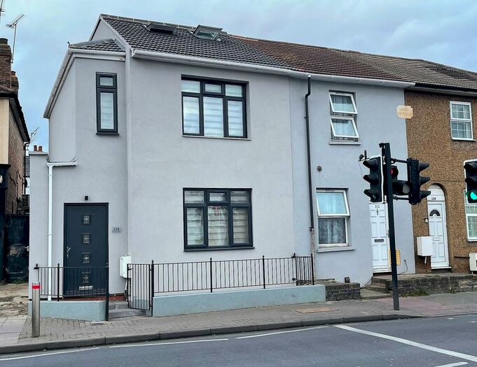 3 Bedroom End Of Terrace House To Rent In North Street, RM1