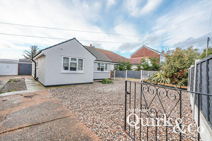 3 Bedroom Bungalow For Sale In Linden Way, Canvey Island, SS8
