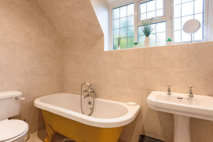 4 Bedroom Detached House For Sale In Avenue Road, Farnborough, GU14