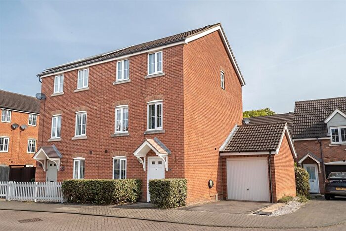 3 Bedroom Semi-Detached House For Sale In Robin Close, Selby, YO8