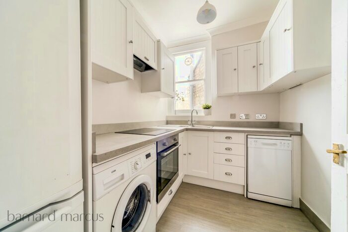 3 Bedroom Maisonette To Rent In Pendle Road, London, SW16