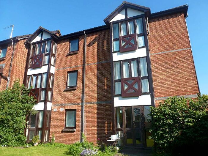 Flat To Rent In Farriers Road, Epsom, KT17