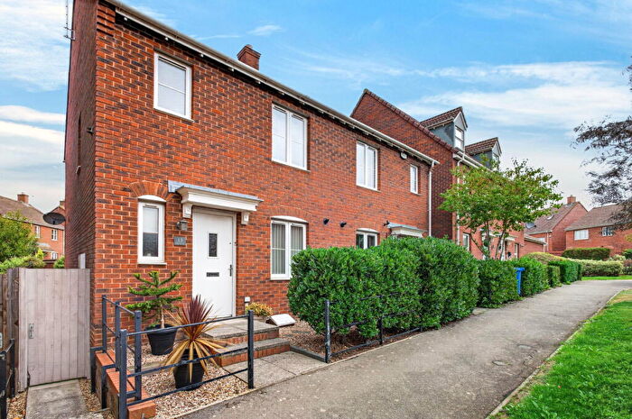 3 Bedroom Semi-Detached House For Sale In Oakwood Close, Desborough, NN14
