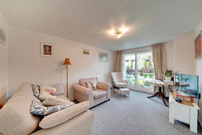 1 Bedroom Flat For Sale In Lomond Close, London, N15