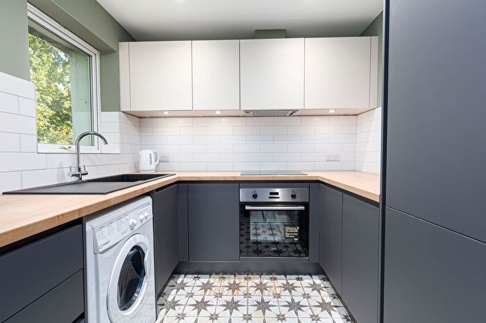 2 Bedroom Flat To Rent In Three Bridges Road, Elmcroft Court, RH10