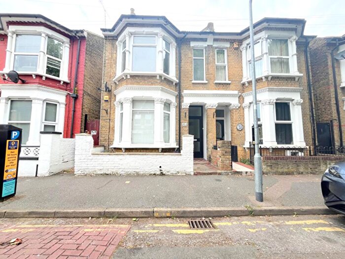 2 Bedroom Flat To Rent In Napier Avenue, Southend-on-sea, SS1