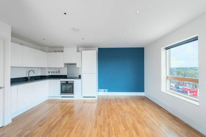 2 Bedroom Flat To Rent In Derry Court, Streatham, London, SW16