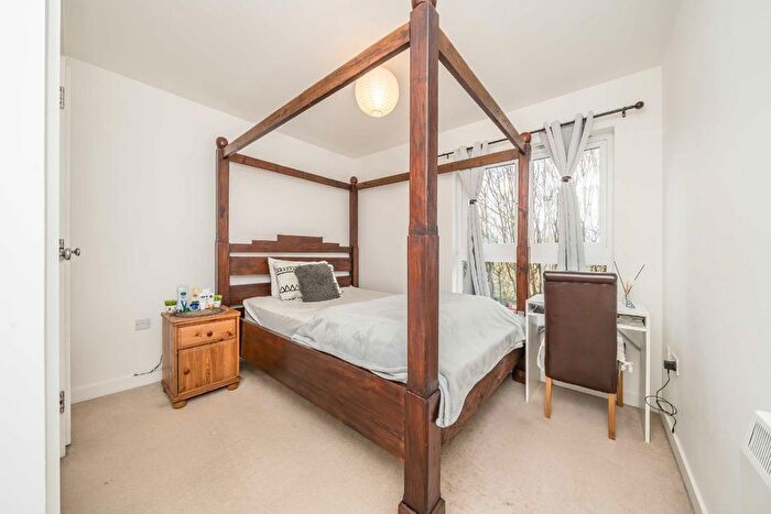 1 Bedroom Flat For Sale In Langhorn Drive, Twickenham, TW2