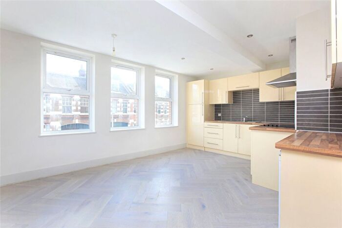 2 Bedroom Flat To Rent In St John's Road, Battersea Park, SW11